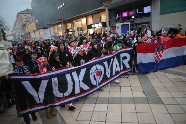 Хорватские болельщики вывесили баннер, посвящённый юбилею вуковарской резни