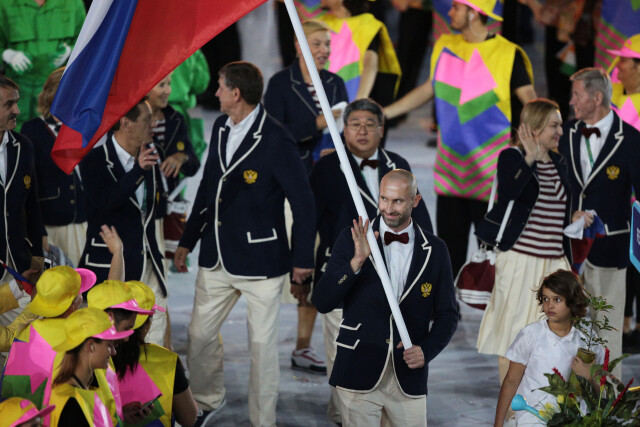 Тяжкое бремя или моральный стимул? Как российские знаменосцы выступают на Олимпиадах