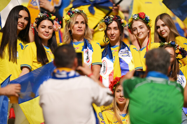 Болельщица сборной Украины с государственным флагом прошла в фан-зону Санкт-Петербурга