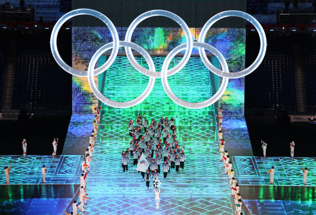 Море улыбок, яркие костюмы и музыка русских композиторов. Как прошла церемония открытия Олимпиады?