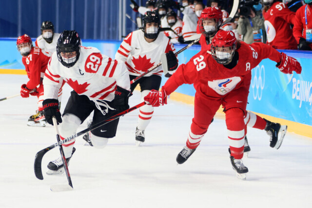 Канадская хоккеистка объяснила решение играть в матче со сборной России в масках