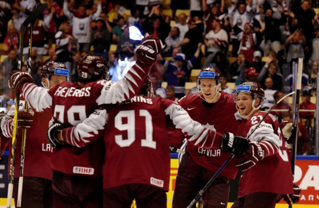 Сборная Латвии одержала первую победу на ЧМ-2022 по хоккею