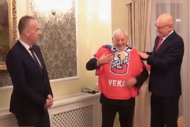 Чехословацкий хоккеист отказался возвращать подарок Путина