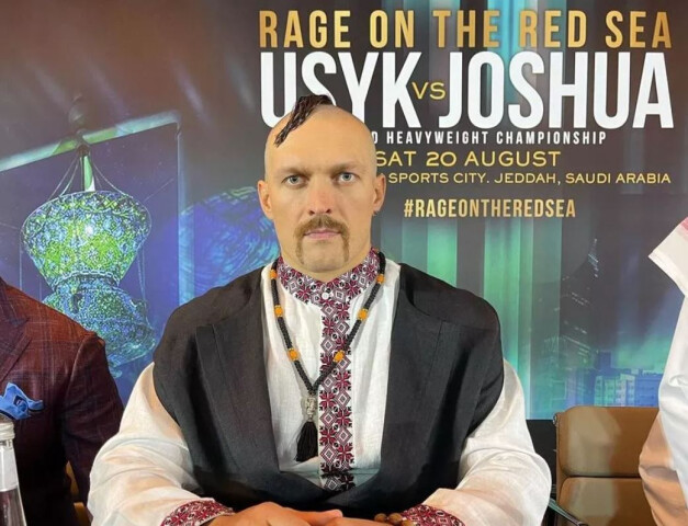 Александр Усик примерил образ казака на пресс-конференции перед поединком с Джошуа