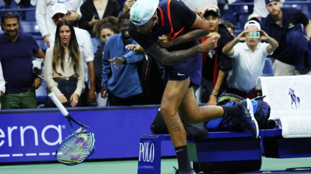 Кирьос сломал ракетку после поражения от Хачанова на US Open