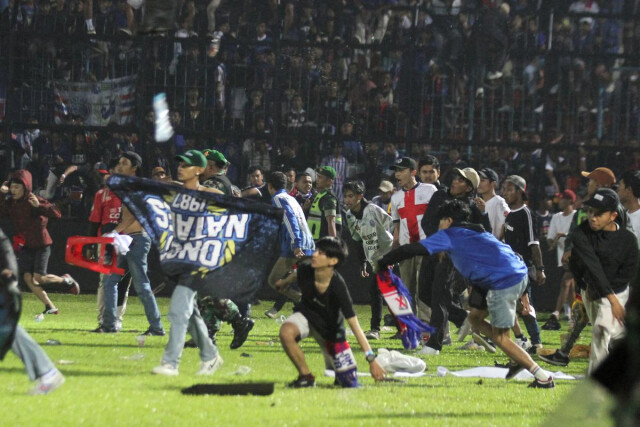 Президент Индонезии приказал расследовать гибель 127 футбольных болельщиков