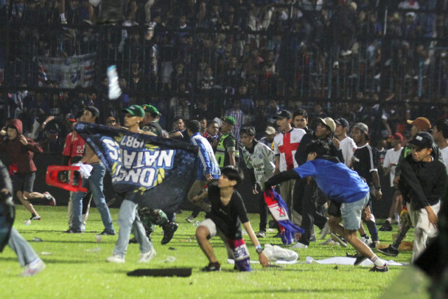 Трагедия в футболе. В Индонезии погибло более 170 фанатов