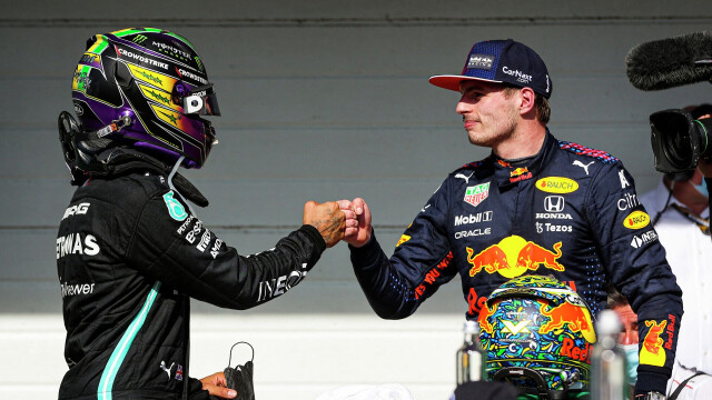Хэмилтон поздравил Ферстаппена со вторым подряд чемпионством в Формуле-1