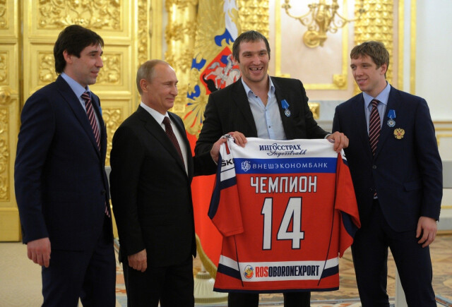 Глава НХЛ отреагировал на дружбу Овечкина с Путиным