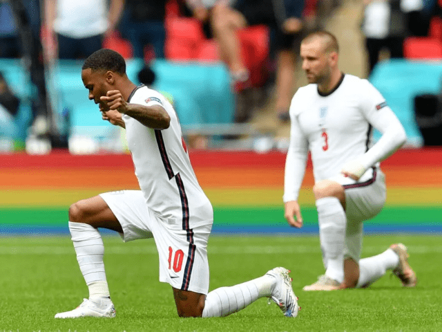 Футболисты сборной Англии преклонят колено перед матчем с Ираном