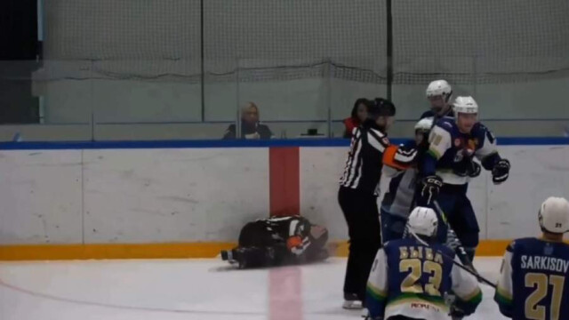 Федерация хоккея Москвы навсегда отстранила игрока за избиение судьи