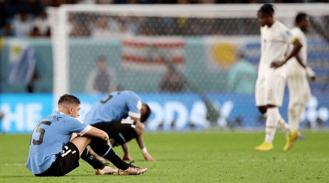 Футболисты сборной Уругвая накинулись на арбитров после матча с Ганой