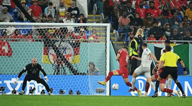 Швейцария одержала волевую победу в матче с Сербией и вышла в плей-офф ЧМ-2022