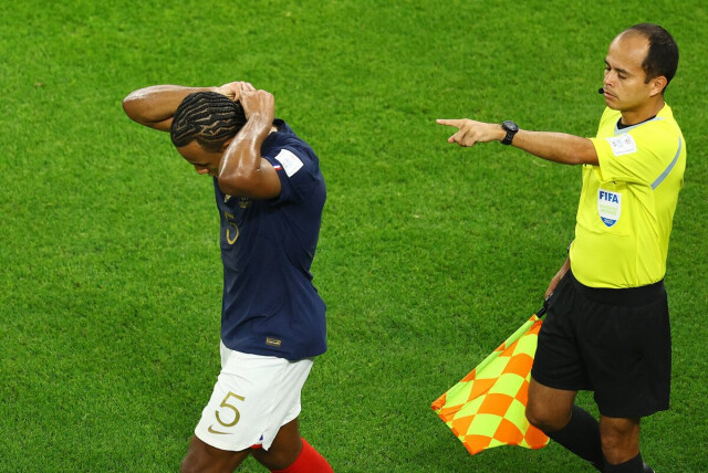 Защитник сборной Франции Кунде отыграл 41 минуту в матче с Польшей с цепочкой на шее