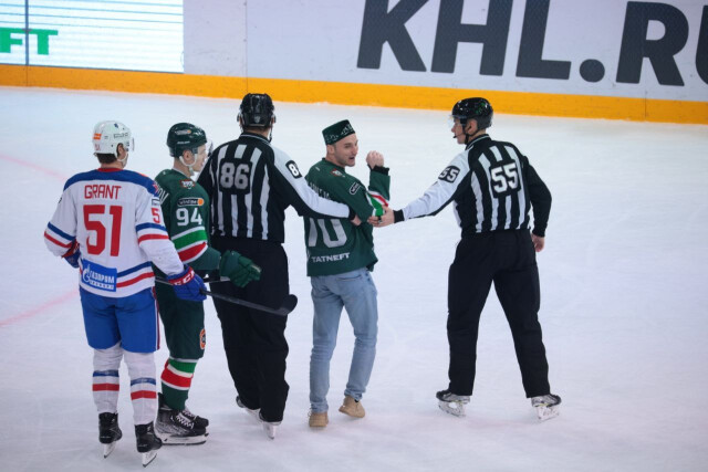 «Ак Барс» на 500 тыс. рублей оштрафовал пранк-блогера, выбежавшего на лёд в матче со СКА