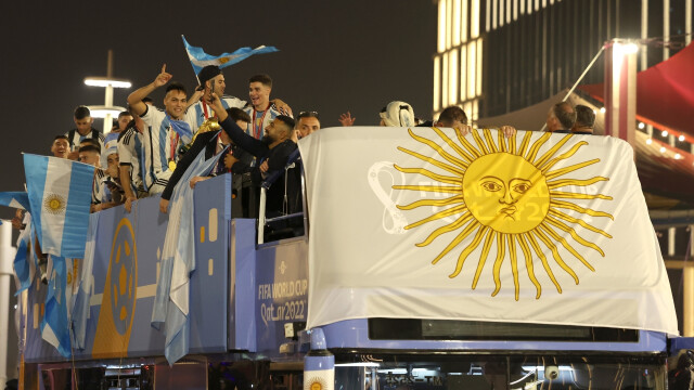 Месси, Ди Мария и Паредес чуть не выпали из автобуса на праздновании в Аргентине