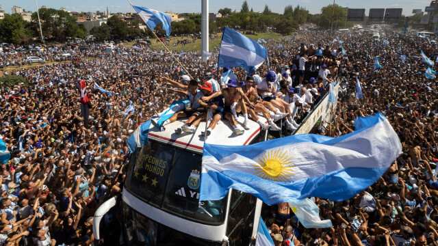 Более 30 человек пострадали во время чемпионского парада сборной Аргентины