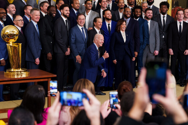 Джо Байден встал на колено во время фотографирования с баскетболистами «Голден Стэйт»