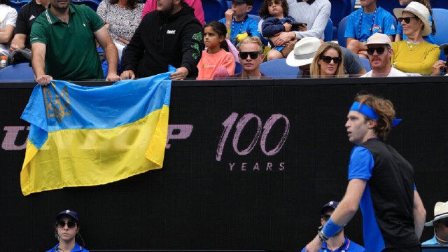 Фанат с украинским флагом провоцировал Рублёва во время матча на Australian Open
