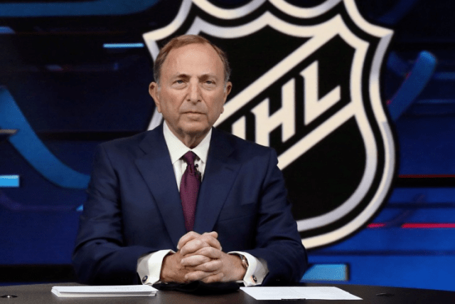 Комиссионер НХЛ призвал уважать выбор Проворова, отказавшегося выйти на разминку в символике ЛГБТ