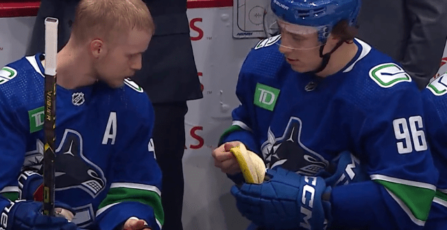 Кузьменко шокировал партнёров по «Ванкуверу», заказав еду прямо по ходу матча НХЛ