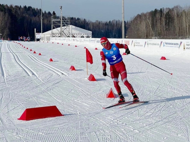 Большунов на полминуты обогнал Устюгова и победил в скиатлоне на «Чемпионских высотах»