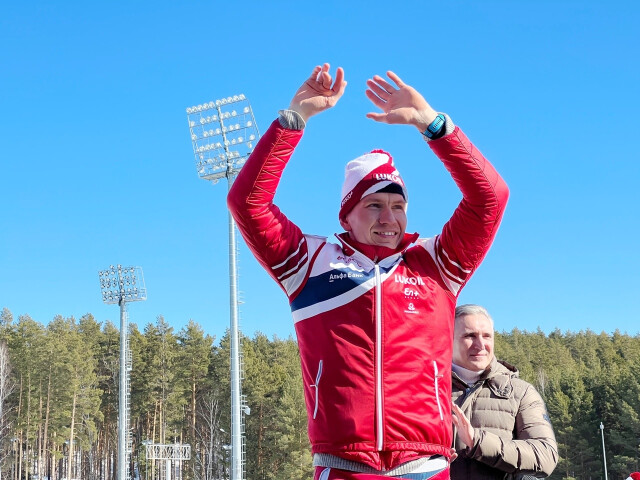Большунов победил в гонке с раздельным стартом на этапе Кубка России в Кировске
