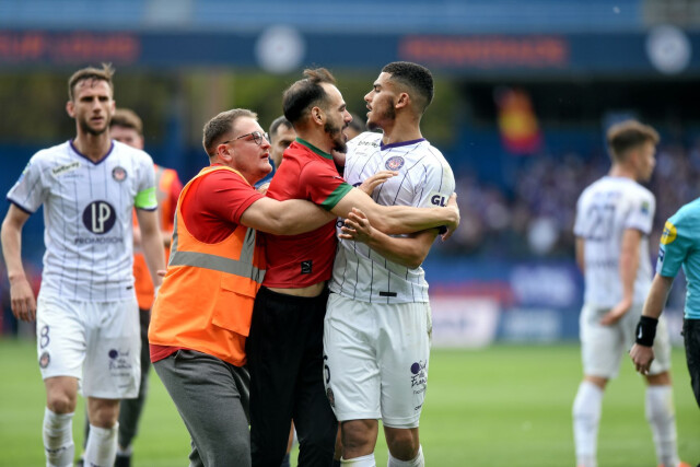 Болельщик «Монпелье» напал на тренера «Тулузы» прямо по ходу матча Лиги 1