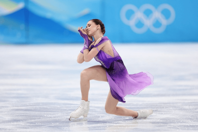 Корейский фанат вручил Валиевой копию золотой медали Олимпийских игр 2022 года