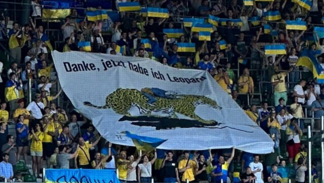«Спасибо, теперь у меня есть Леопард». Фанаты сборной Украины поблагодарили Германию за танки