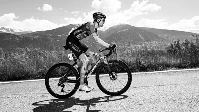 Велогонщик Джино Медер умер после падения на этапе многодневной гонки «Тур Швейцарии»
