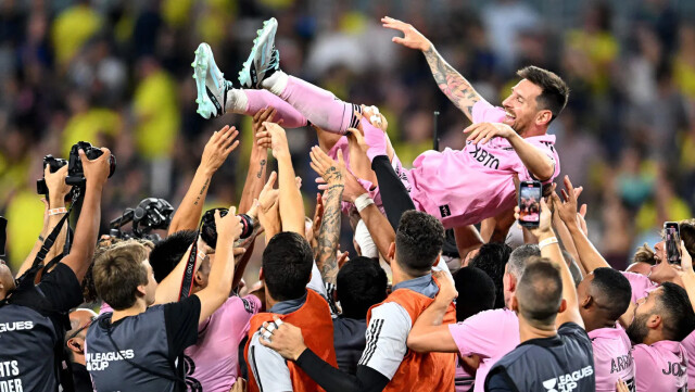 Футболисты «Интер Майами» на руках качали Месси после победы в Кубке Лиг (ВИДЕО)
