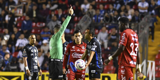 В чемпионате Мексики футболиста удалили за засовывание пальца сопернику в «пятую точку»